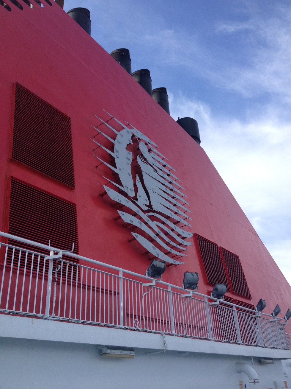 Logo of Minoan Lines on Ikarus Palace's Funnel