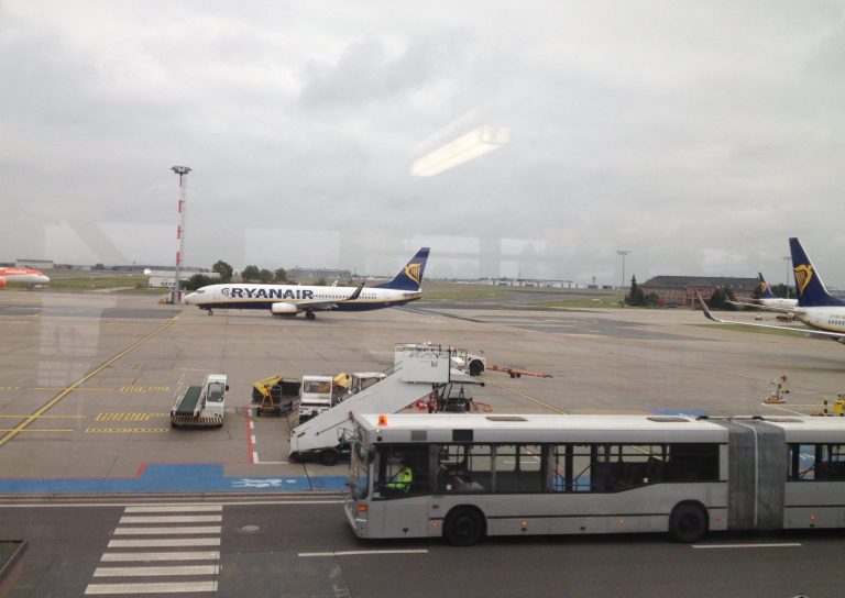 Boeing 737 taxiing to the gate at Berlin-Schönefeld (SXF)