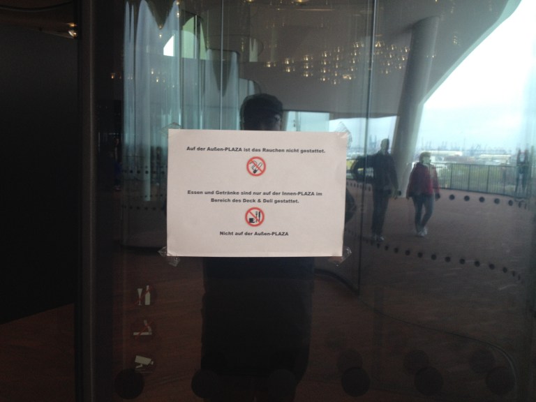 Yea auch in diesem durchgestylten Architekturjuwel haben sich die mit Tesafilm angeklebten Aushänge schon breitgemacht