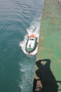 Lotsenboot längsseits der M/V Albayzin