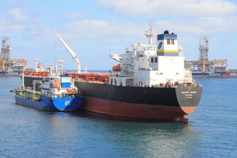 Tankschiff wird gerade betankt und XXX ist in YYYY