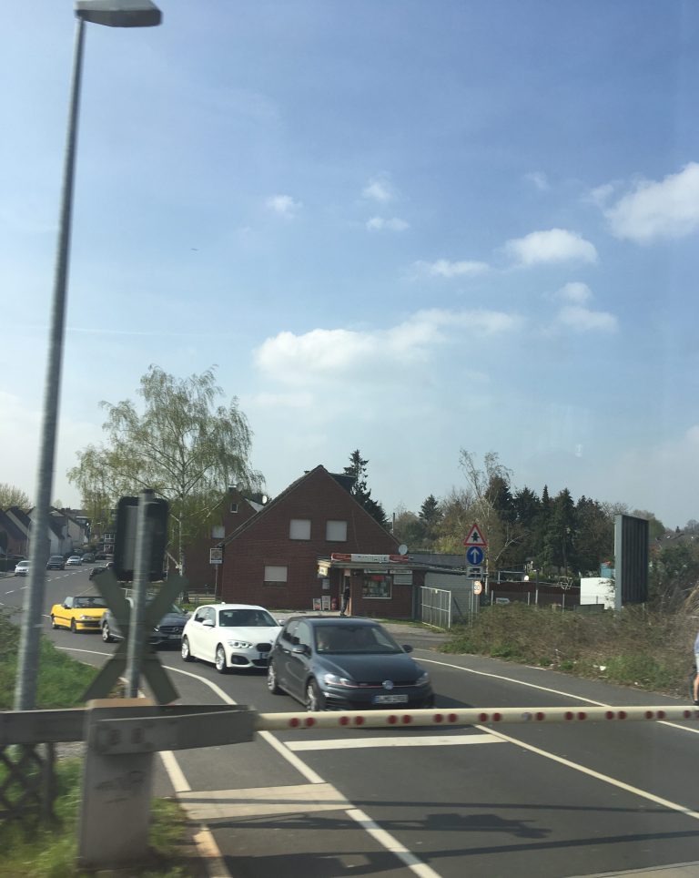Die Trinkhalle am Bahnübergang, weisse noch, Gisela?