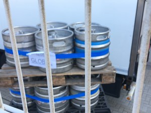 Nachladen von Bierfässern - entsetzlicherweise auch Lätschenbräu dabei (die armen Passagiere)