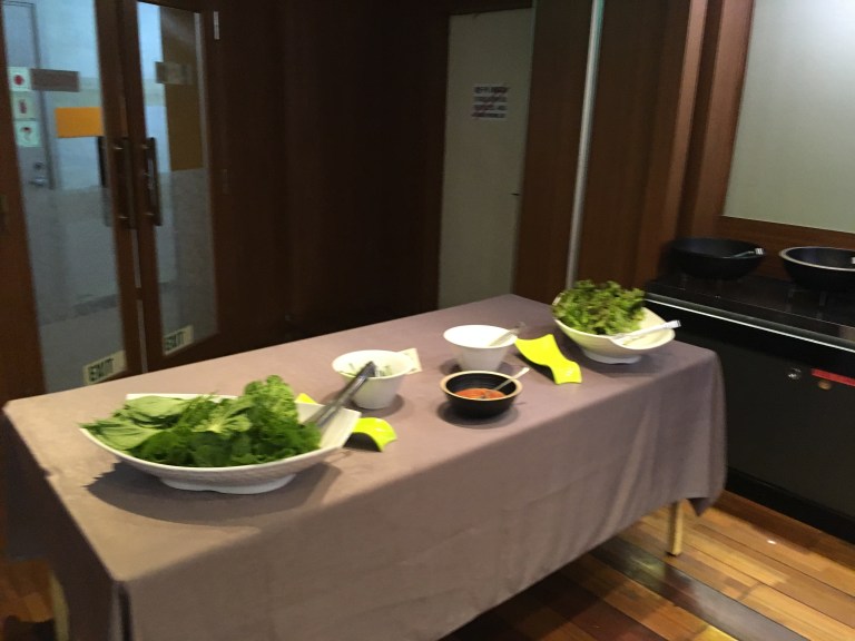 Salatschalen auf Büffettisch