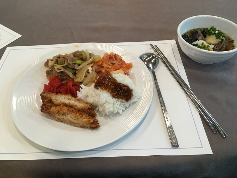 Teller mit asiatischen Speisen