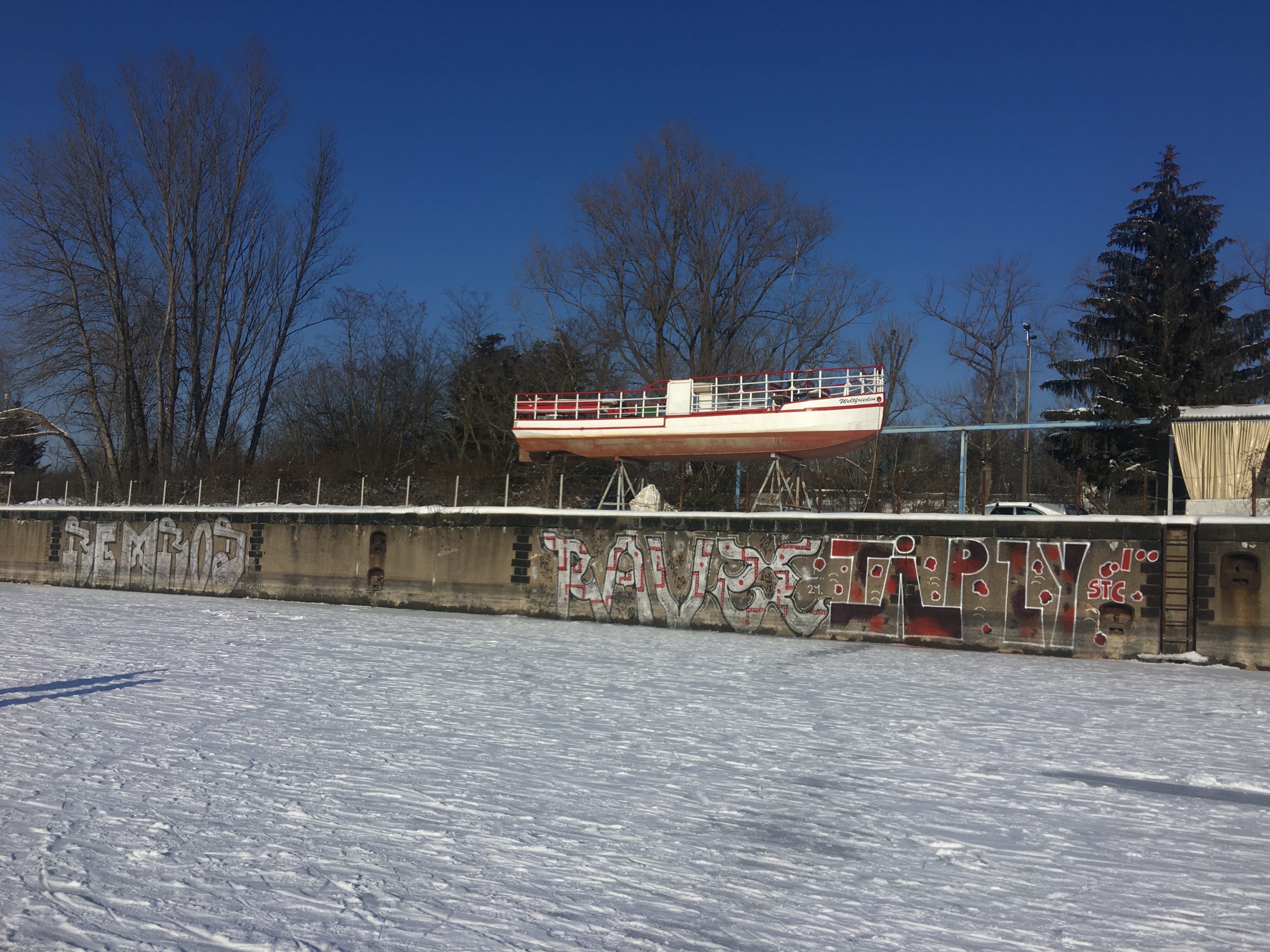 Leipziger Ausflugsboot "Weltfrieden" auf dem Trockenenm