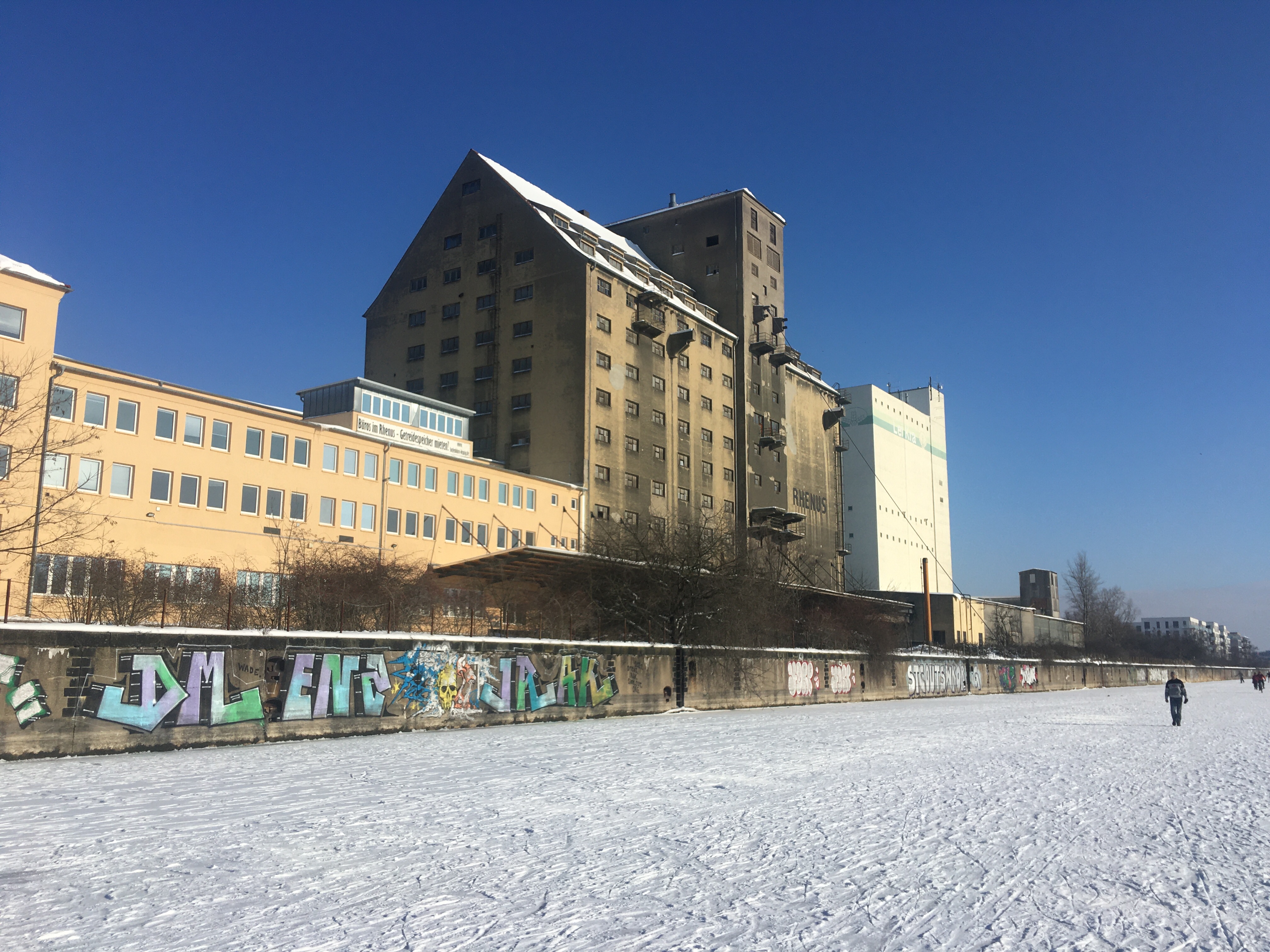 Getreidespeicher am Lindenauer Hafen mit zugefrorenem Karl-Heine-Kanal