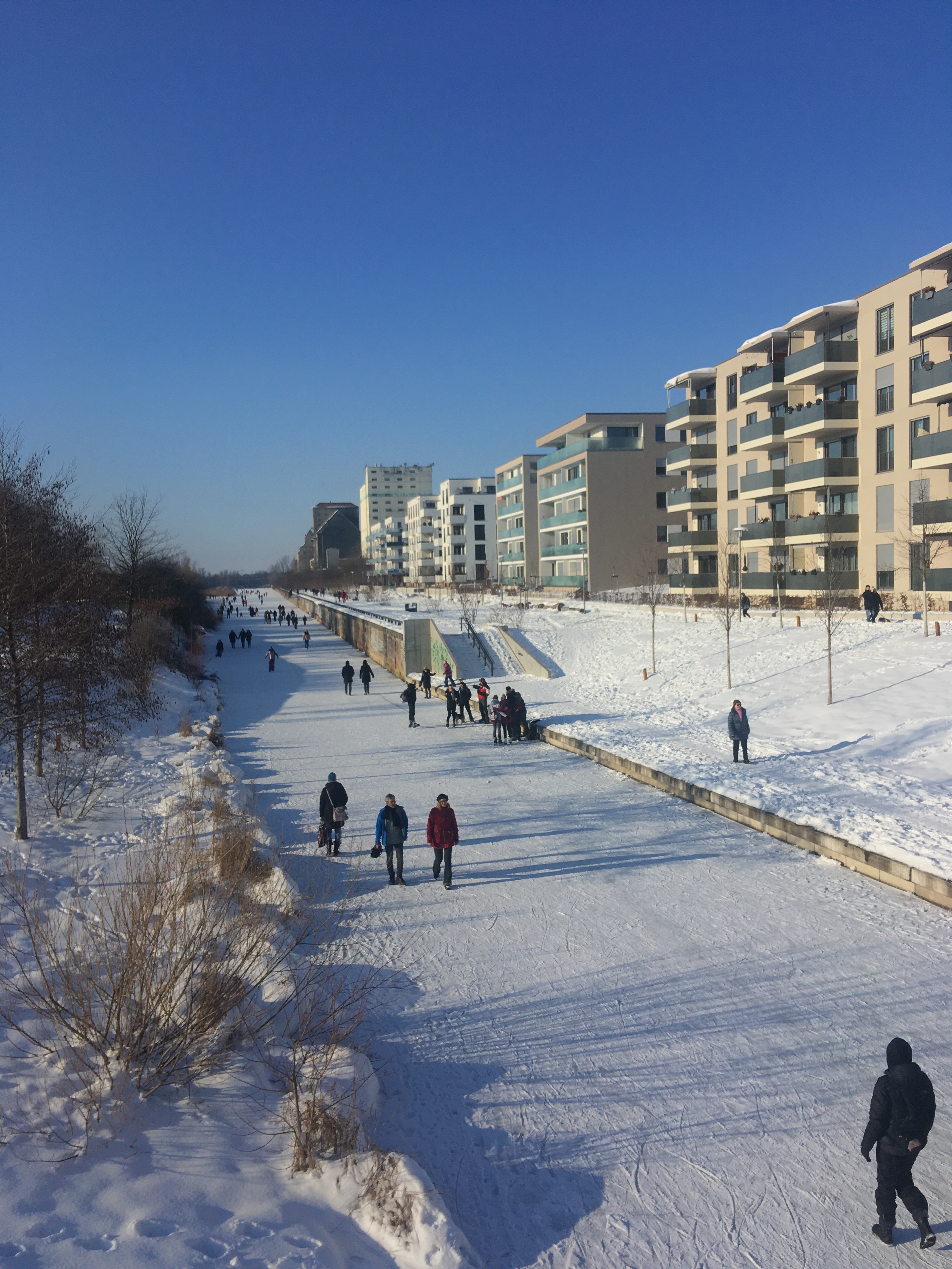 Lindenauer Hafen mit zugefrorenem Karl-Heine-Kanal