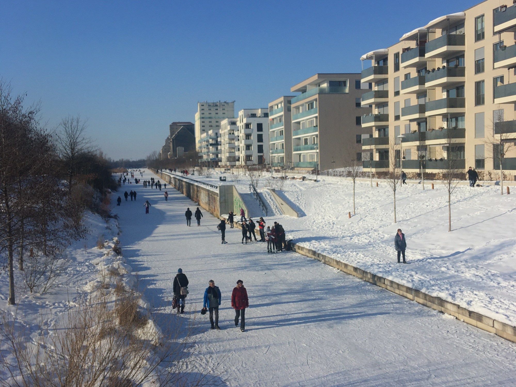 Lindenauer Hafen mit zugefrorenem Karl-Heine-Kanal