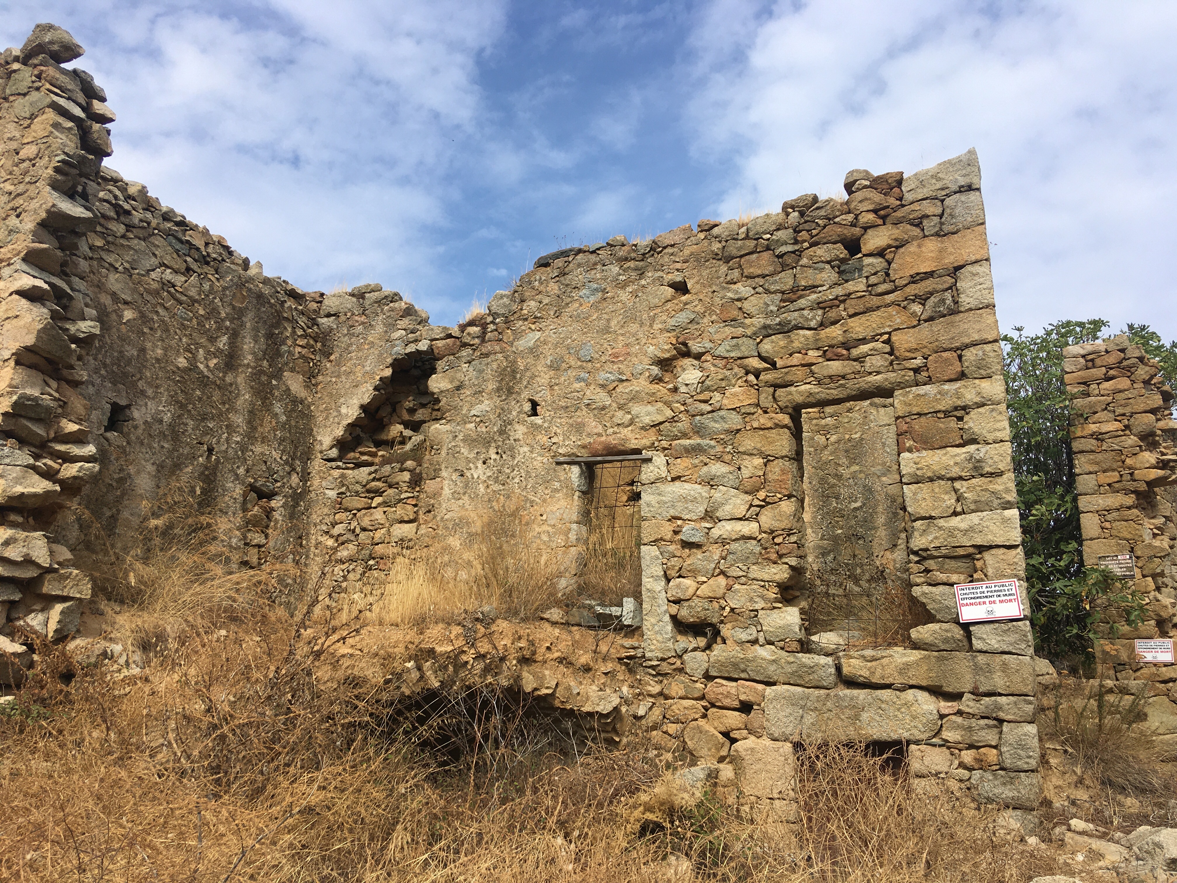 Wanderung zum verlassenen Dorf Occi
