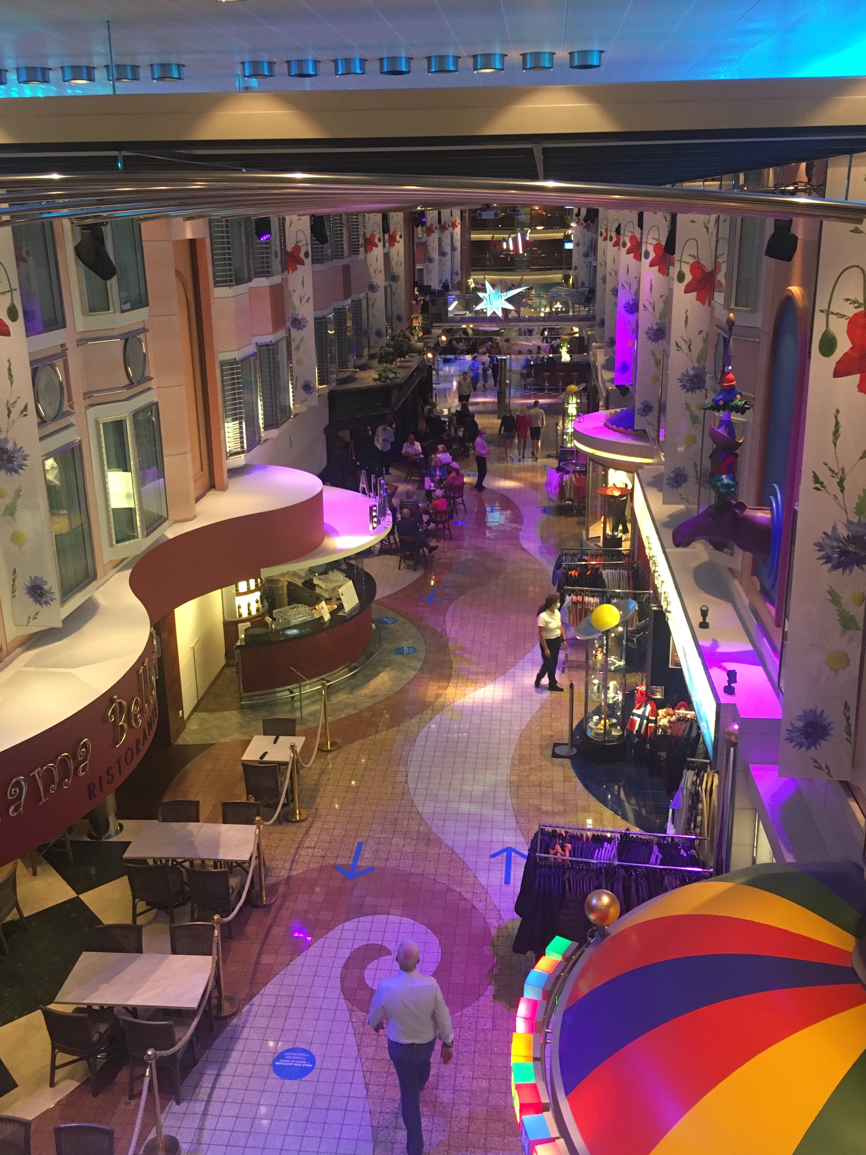 Ferry cruise Kiel - Oslo Color Magic promenade