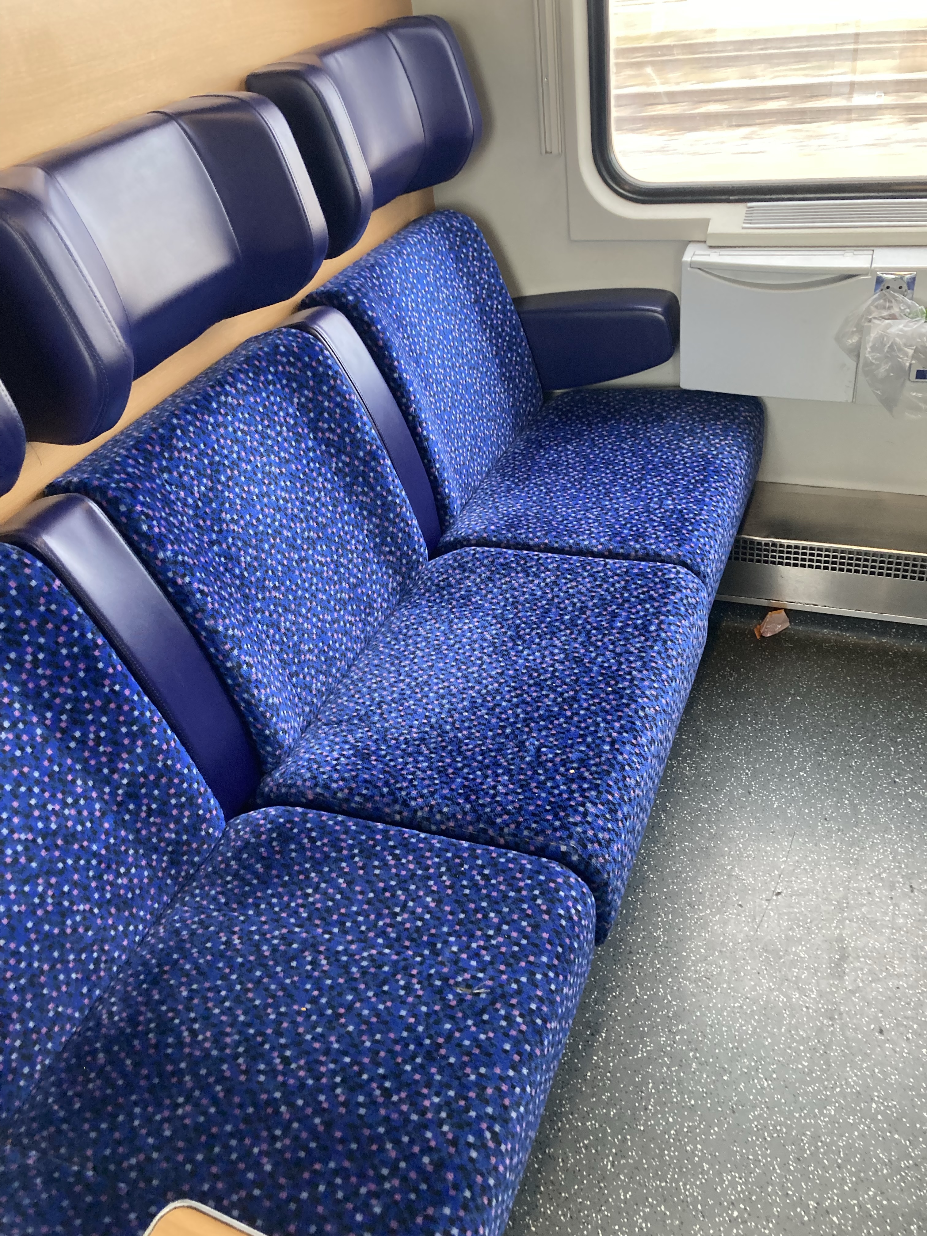 EN 40459 Praha-Zürich HB 2nd class seating compartment