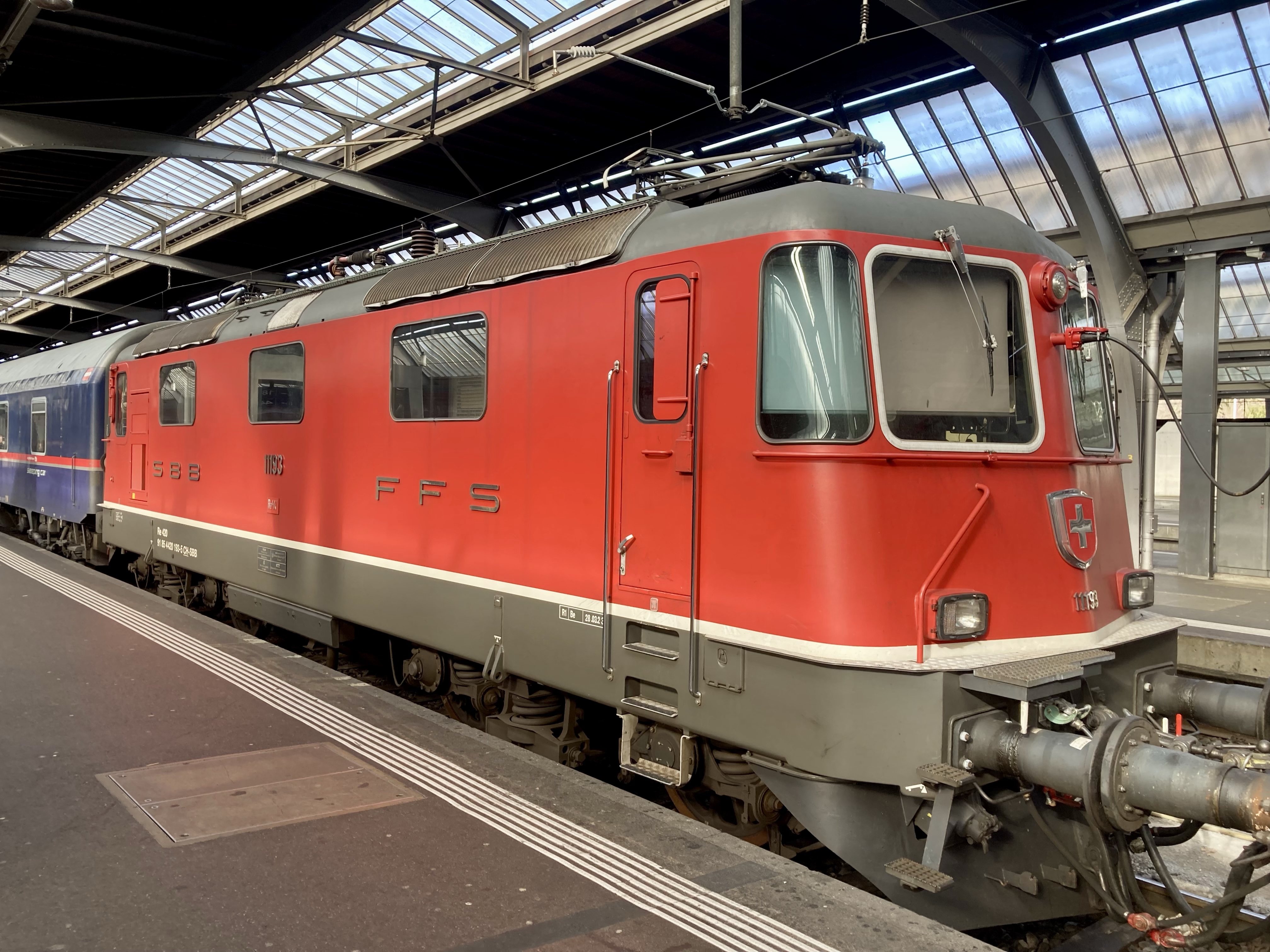 SBB 420 Engine in Zürich HB station pulling NJ 408 + EN 40459 sleeper trains