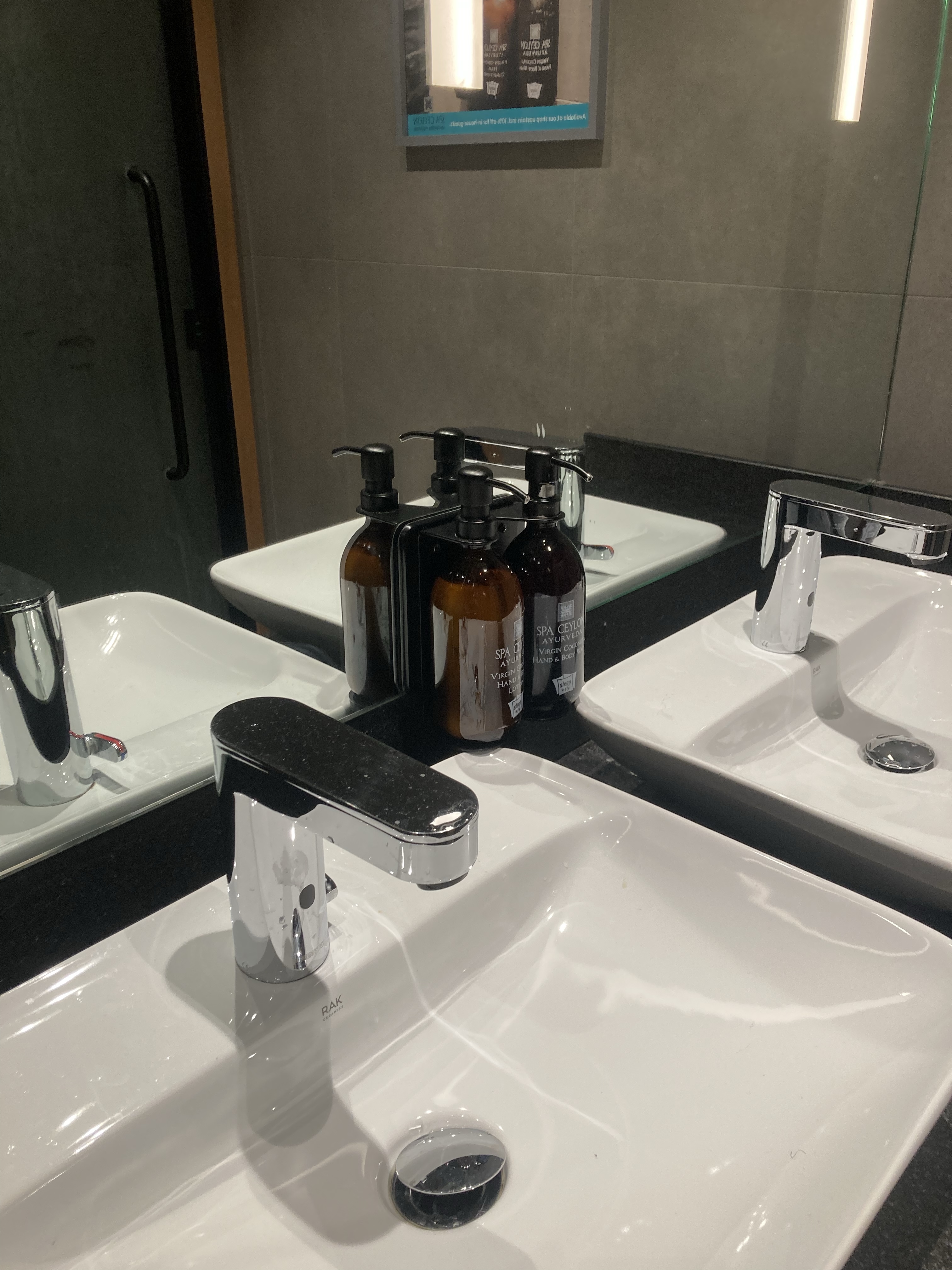 Sleep 'n Fly showers in Dubai