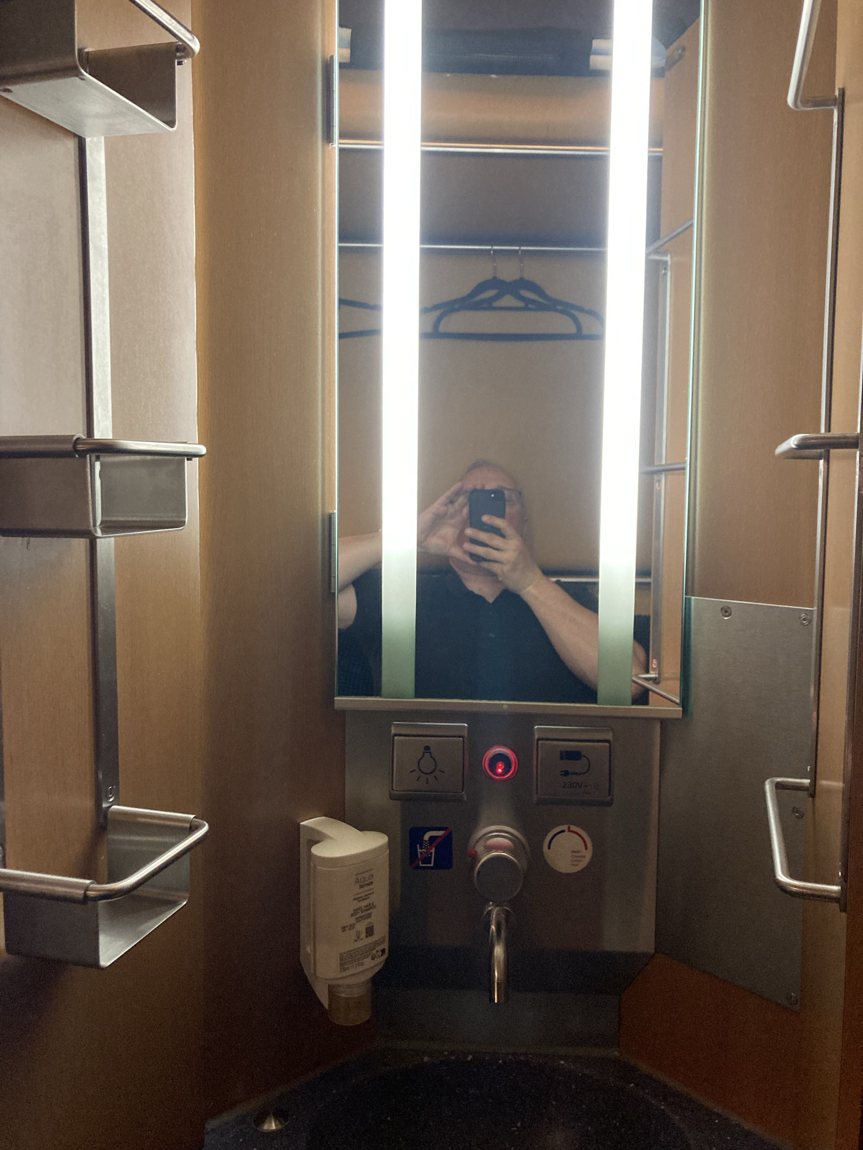 ÖBB Night Jet (sleeper train) Berlin-Vienna: wash stand