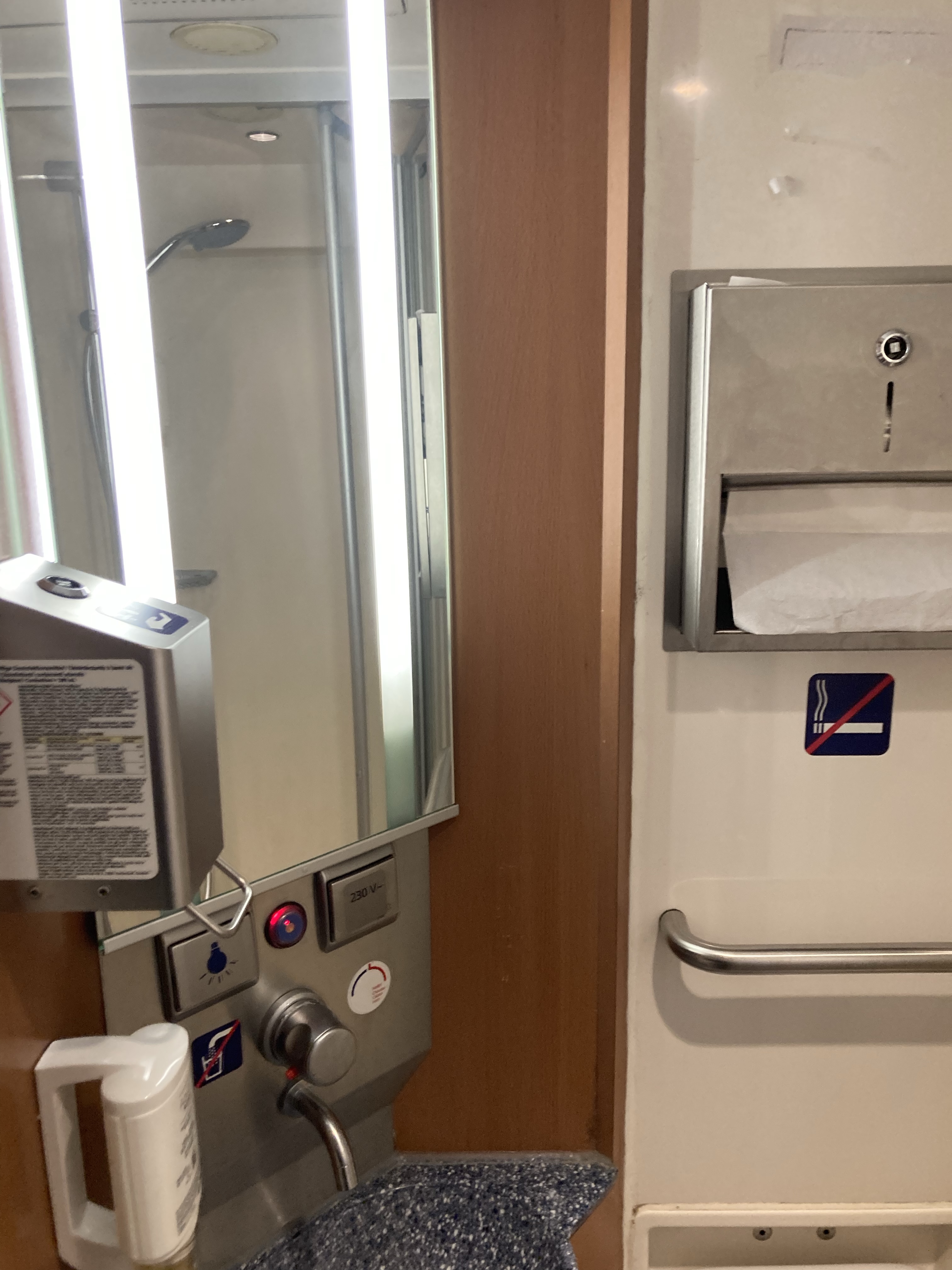 ÖBB Night Jet (sleeper train) Berlin-Vienna: 2nd class sleeper shared bathroom